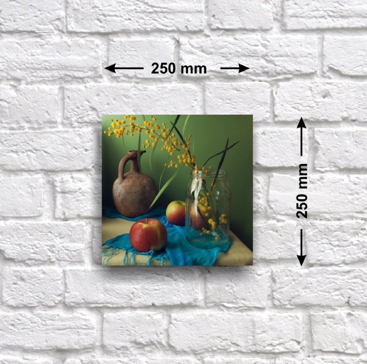 Постер «Натюрморт с веткой мимозы и яблоками», 25 см х 25 см Постер с фотографическим натюрмортом, на котором изображена ветка мимозы, глиняный  кувшин и яблоки.