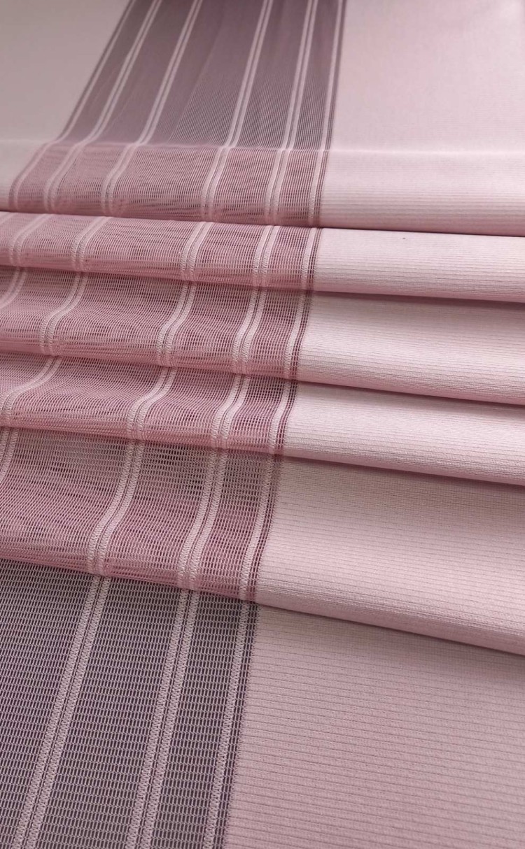 «Вальс-Бостон» 18 жалюзийные шторы Жалюзийные шторы серии «Вальс». Коллекция тканей «Вальс-Бостон».  Цвет RAL 3015 «светло-розовый». Мягкие складки-волны этих красивых штор, выглядят, как единое целое, но на самом деле изготовлены в виде отдельных мягких полос (ламелей). Ламель разделена на три вертикальных части: плотная ткань по краям и прозрачная вуаль между ними. Отделка на прозрачной части выполнена в виде тонких вертикальных линий.
